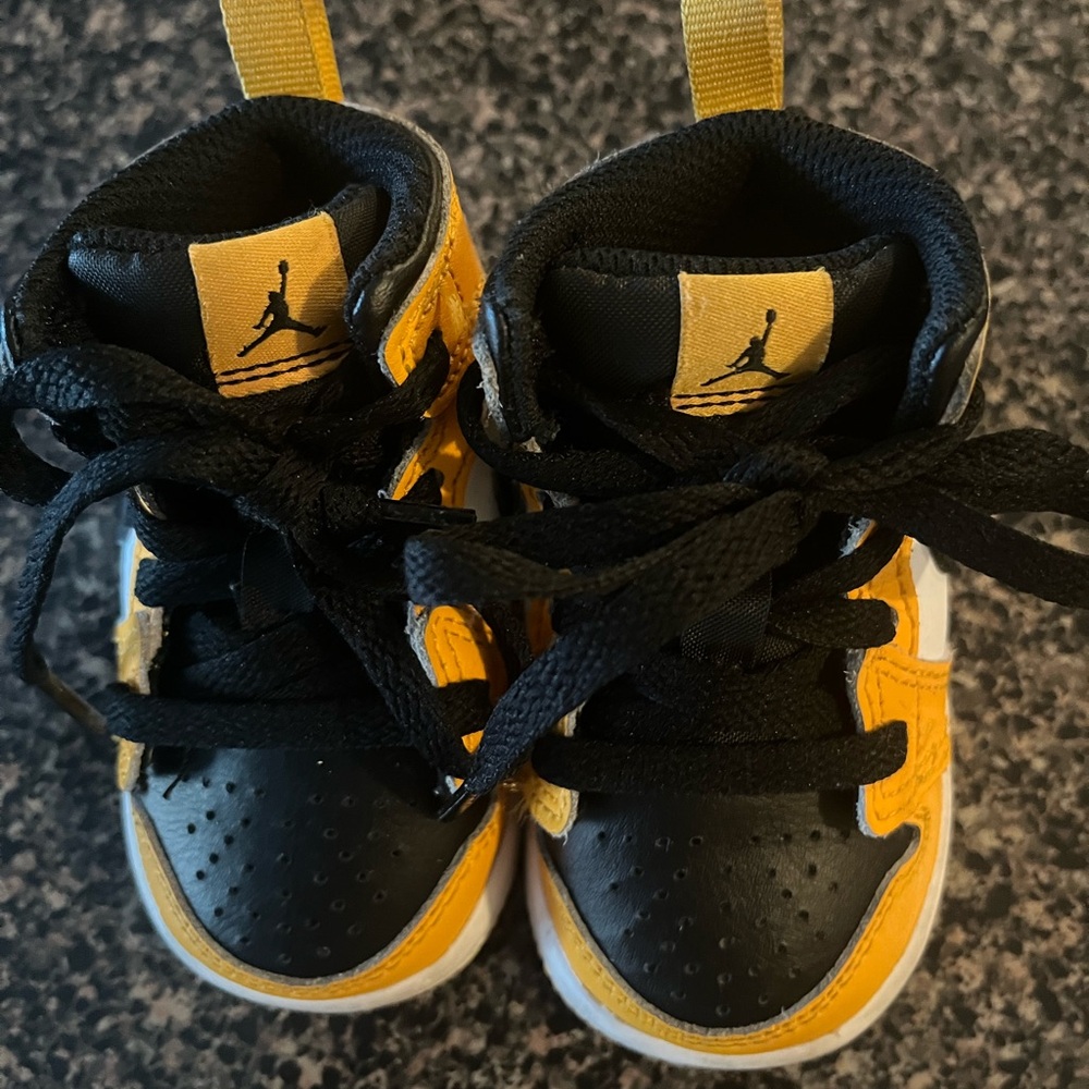 Nike Kids Jordan Black and yellow Sneakers